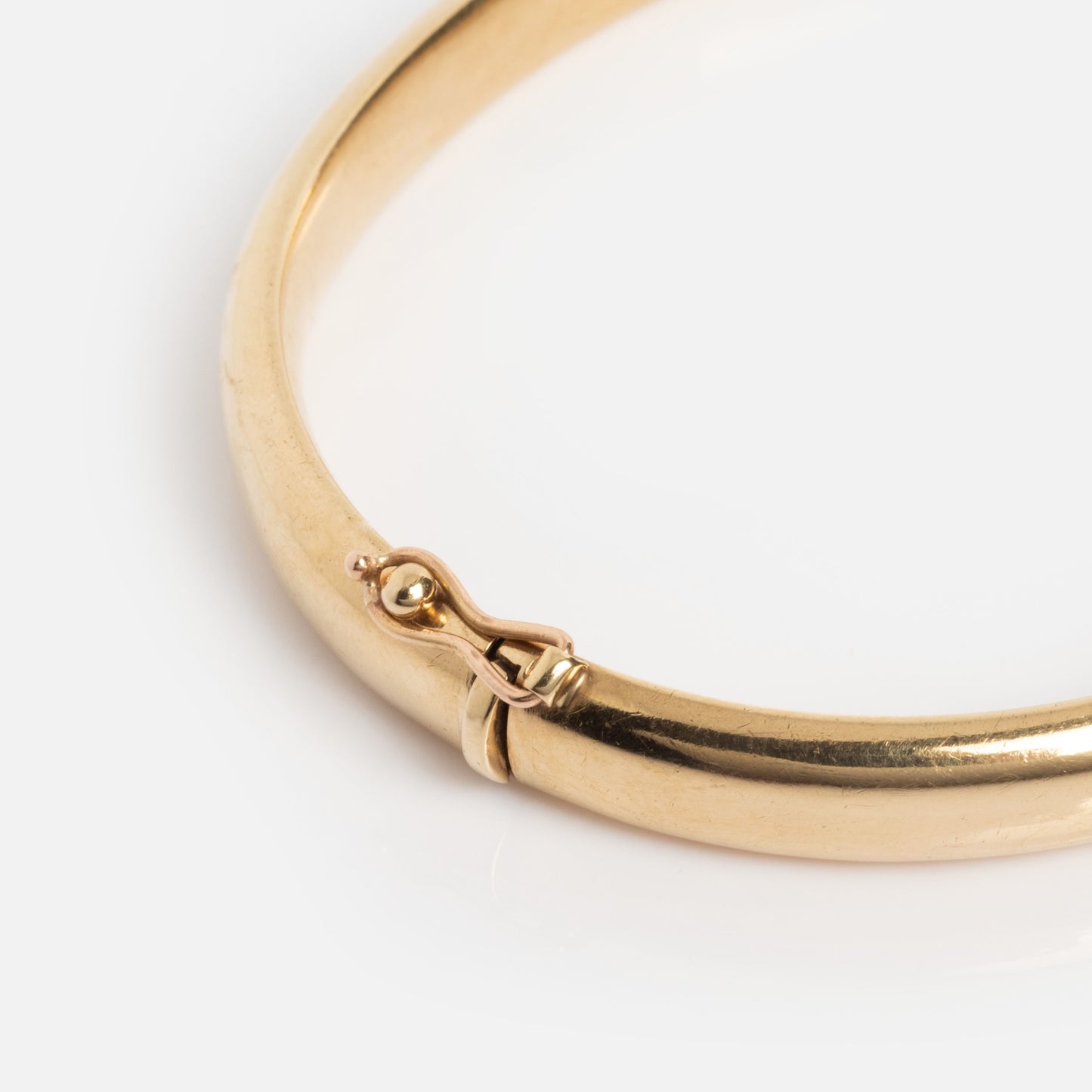 A close-up of the Vintage 9k Classic Bangle with a hinged clasp, shown on a white background.