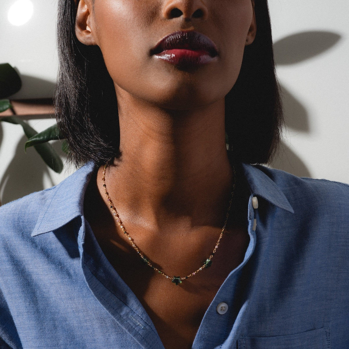 Woman wearing Collier Bangalore Necklace