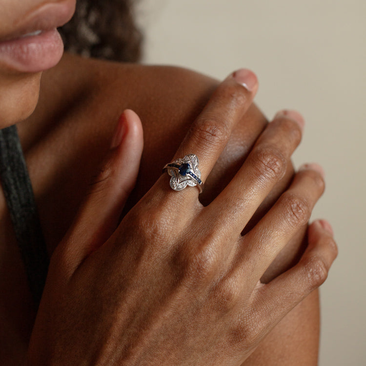 Vintage 18k Sapphire and Diamond Cluster Ring Size 6.5