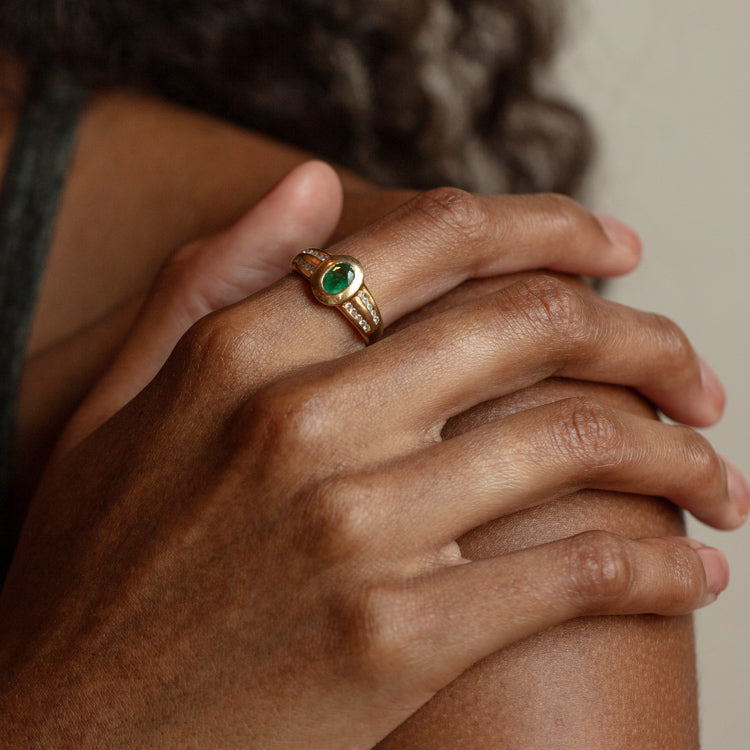 Vintage 18k Bezel Set Emerald Ring Size 8.5
