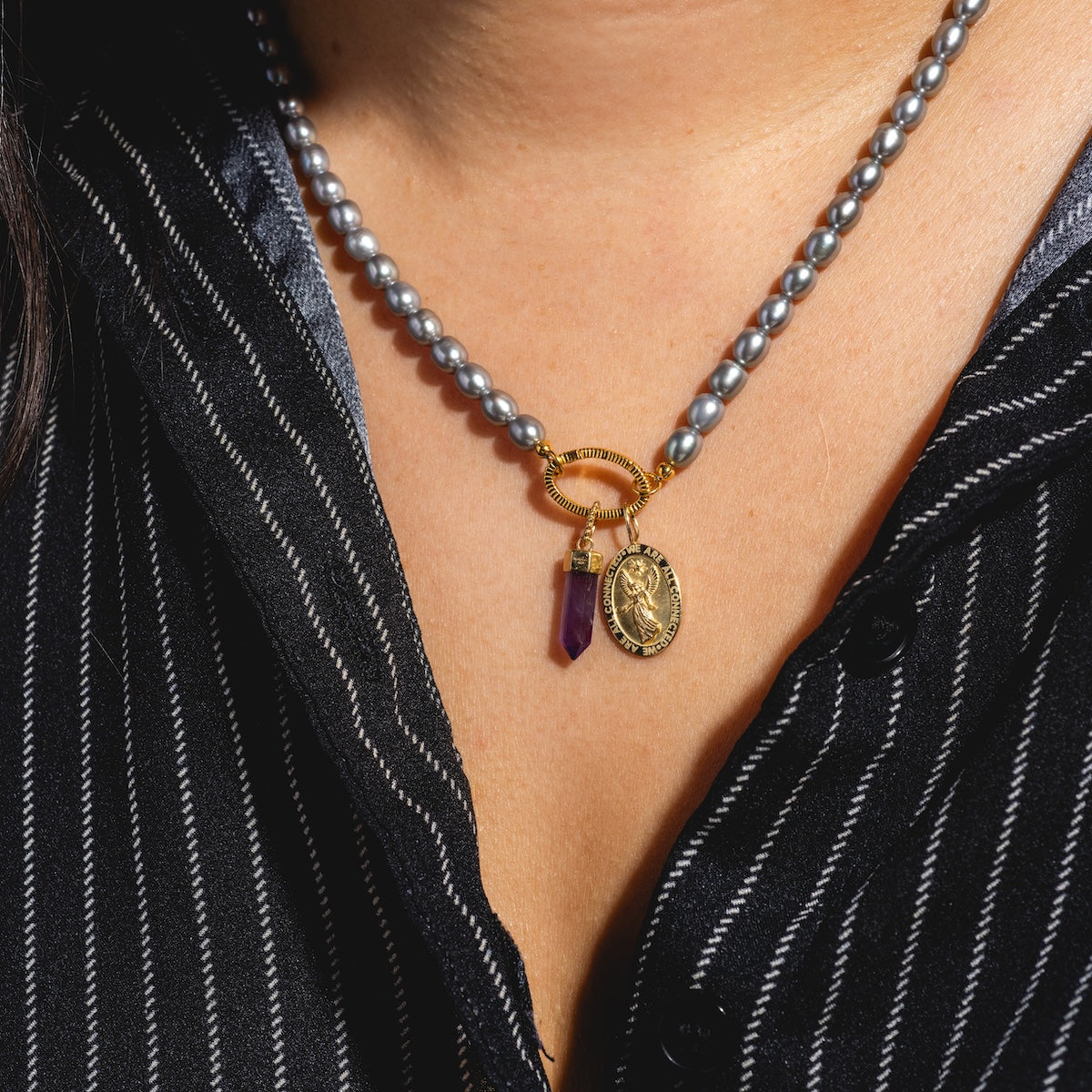 Pearl holding necklace deals
