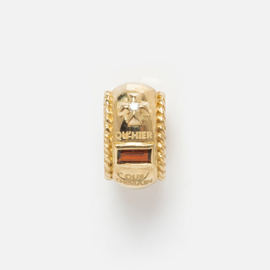 The Solid Gold Qu'hier Que Demain Spacer Charm is crafted in 9k yellow gold with a rope-like edge, star and orange rectangular stones, and engraved with “OUVRIER” and “COEUR DUN AMI.”.