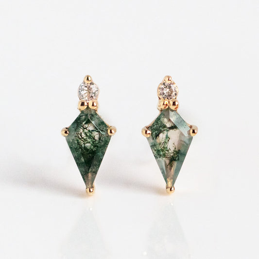 The Solid Gold Aquatic Agate Elements Kite Studs Sample features 9k yellow gold with clear round white sapphires and green aquatic agate in geometric kite-shaped settings.